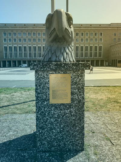 Adlerbüste ehemaliger Flughafen Berlin Tempelhof Adlerbüste ehemaliger Flughafen Berlin Tempelhof