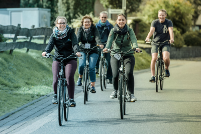 Gruppenfoto Fahrradtour Gruppenfoto: Fahrradtour um die Schlei bei der Mitarbeiterveranstaltung in Schleswig
