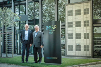 Firmengründer Olf Clausen und Prof. Dr. Kurt Müller Firmengründer Olf Clausen und Prof. Dr. Kurt Müller vor dem Firmensitz in Braunschweig