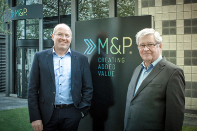 Firmengründer Olf Clausen und Prof. Dr. Kurt Müller Firmengründer Olf Clausen und Prof. Dr. Kurt Müller vor dem Firmensitz in Braunschweig