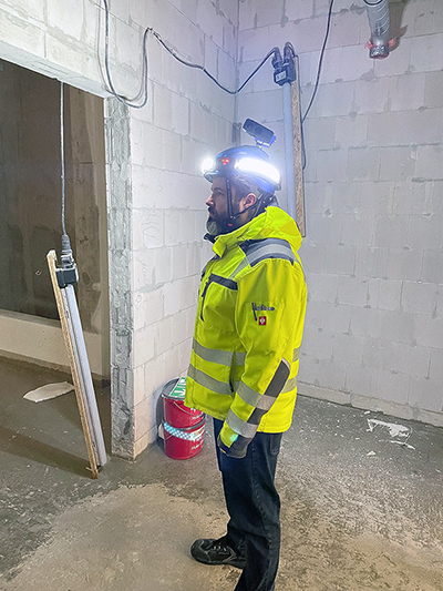 Mitarbeiter mit Helmkamera