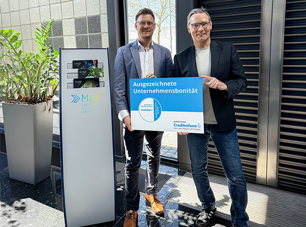 2 Personen halten ein Schild hoch