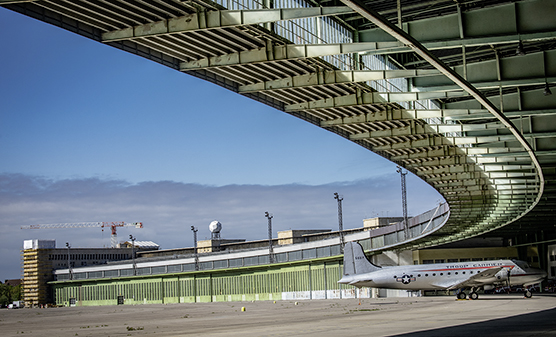 Flughafen Tempelhof Rollfeld mit Flugzeug
